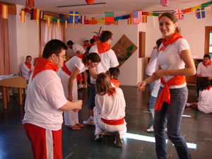 Participantes preparando la ambientación de San Fermín.
